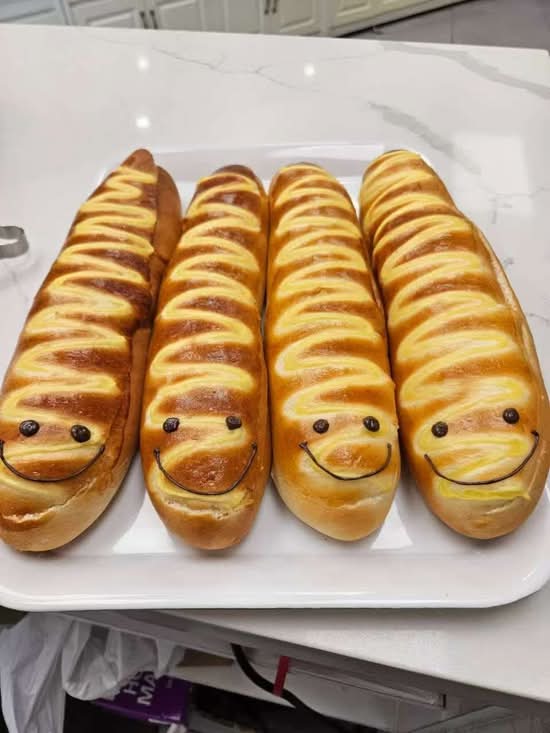 Super long Custard cream bread (毛毛蟲包)